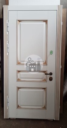 металлическая дверь с массивом дерева белого цвета