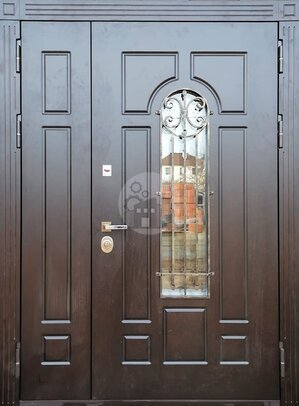 дверь двустворчатая в загородный дом, со стеклом и ковкой-ДВ-1629