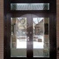 двустворчатая дверь с верхней вставкой, установленная в доме